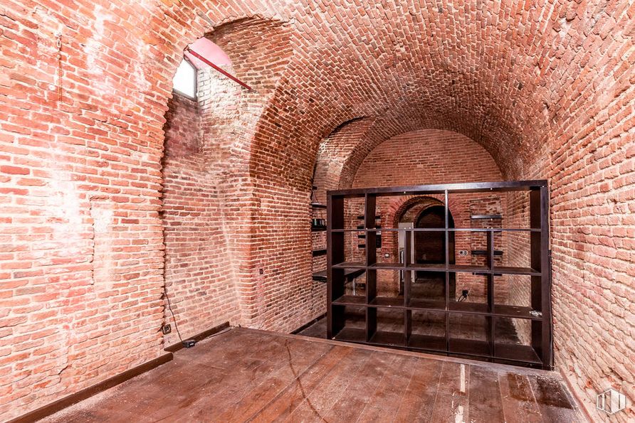 Retail for sale at Calle Espíritu Santo, Centro, Madrid, 28004 with door, brickwork, brick, wood, architecture, wall, building material, fixture, building and symmetry around