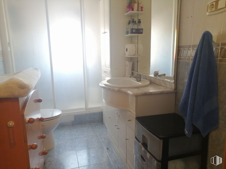 Retail for sale at Labajos, Labajos, Segovia, 40146 with mirror, tap, sink, plumbing fixture, bathroom sink, property, bathroom, bathroom cabinet, cabinetry and interior design around