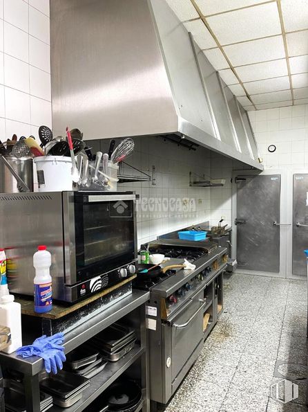 Industrial for sale at Calle Bronce, Borox, Toledo, 45222 with microwave oven, packaged goods, cabinetry, countertop, building, kitchen, kitchen appliance, interior design, home appliance and kitchen stove around