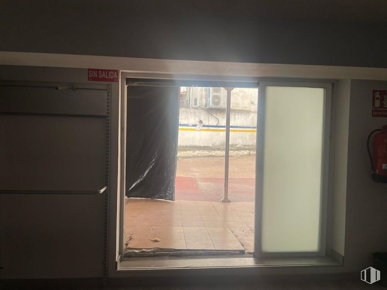 Retail for sale & for rent at Calle Bravo Murillo, Chamberí, Madrid, 28003 with fixture, door, wood, floor, window, gas, tints and shades, glass, automotive exterior and building around