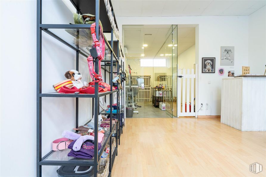 Retail for rent at Calle Azcona, 64, Salamanca, Madrid, 28028 with furniture, shoe, interior design, flooring, shelving, shelf, floor, ceiling, retail and wood flooring around