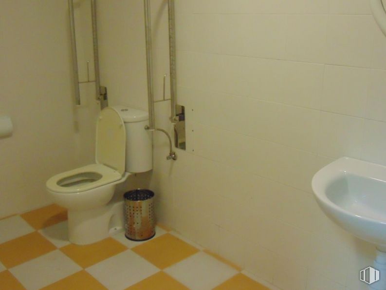 Retail for sale & for rent at Avenida Pablo Garnica, 39, Alcaudete de la Jara, Toledo, 45662 with toilet, sink, plumbing fixture, toilet seat, bathroom, bathroom sink, purple, flooring, interior design and floor around