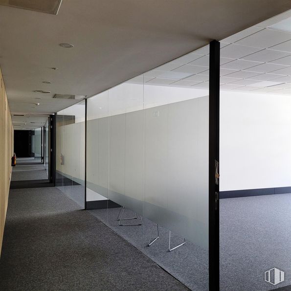 Office for sale at Calle María Tubau, Fuencarral - El Pardo, Madrid, 28049 with flooring, floor, interior design, glass, composite material, commercial building, ceiling, metal, transparency and silver around