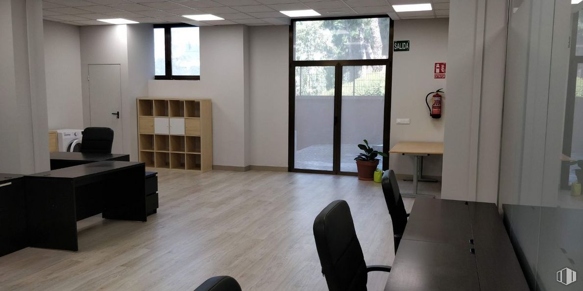 Office for sale & for rent at Zona Alto Jabonería, Las Rozas de Madrid, Madrid, 28230 with building, furniture, table, window, wood, interior design, flooring, floor, hall and house around