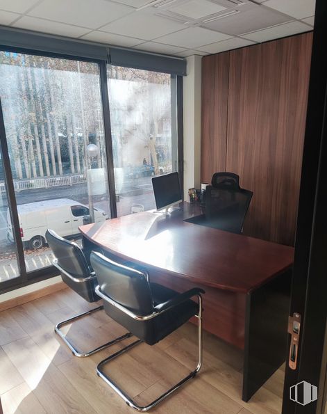 Oficina en alquiler en Calle Agustín de Foxá, 25, Chamartín, Madrid, 28036 con silla, mesa, mueble, edificio, madera, silla de oficina, ventana, sala de estar, interiorismo y suelos alrededor