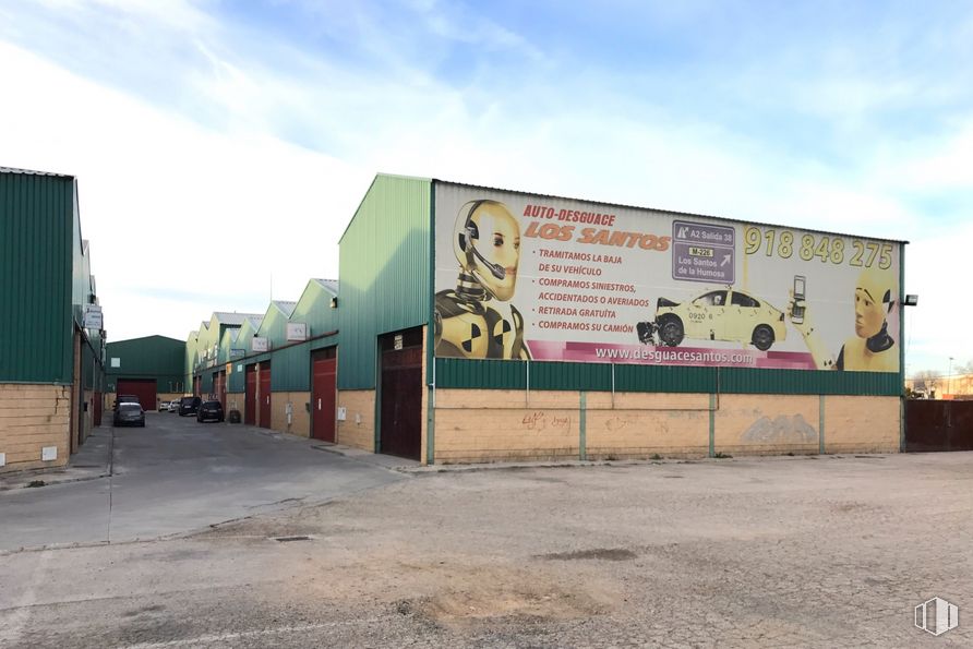 Nave en venta en Calle Tejido, 3, Azuqueca de Henares, Guadalajara, 19200 con persona, edificio, nube, cielo, vehículo de motor, neumático, coche, arte, cartelera, fachada, tipografía y rueda alrededor