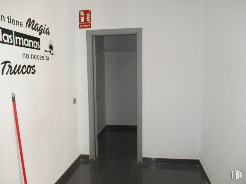 Retail for sale & for rent at Avenida Portugal, Ávila, 05001 with door, fixture, gas, flooring, ceiling, font, automotive exterior, room, transparency and composite material around