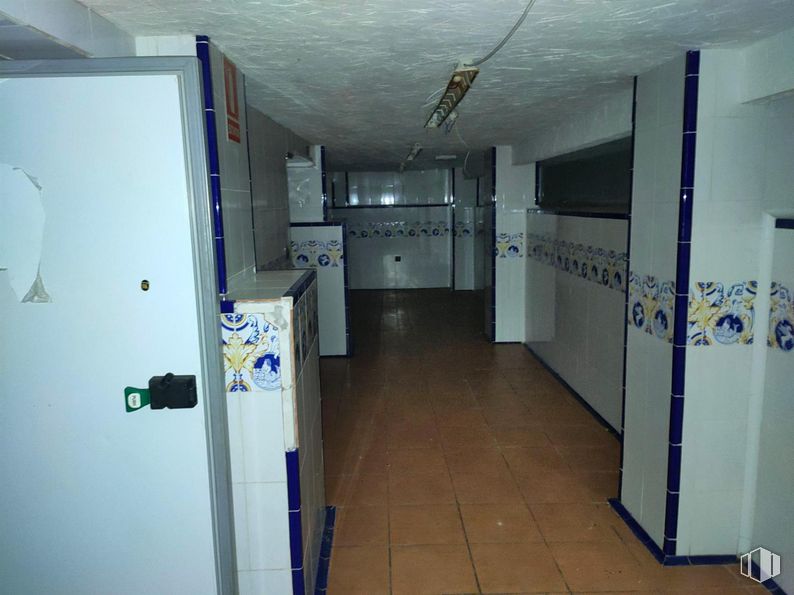 Local en venta en Carretera M-311, Chinchón, Madrid, 28370 con accesorio, edificio, suelos, suelo, gas, techo, máquina, electrodomésticos, azul eléctrico y puerta alrededor