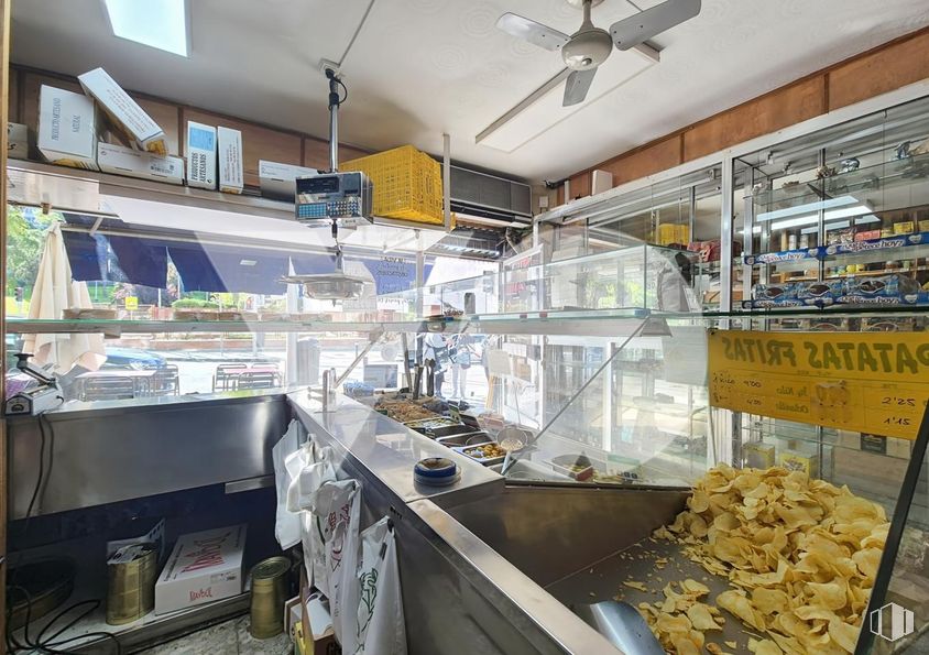 Retail for sale at Calle Melchor Fernández Almagro, Fuencarral - El Pardo, Madrid, 28029 with ceiling fan, food, retail, shelf, display case, restaurant, shelving, customer, shopkeeper and fast food around