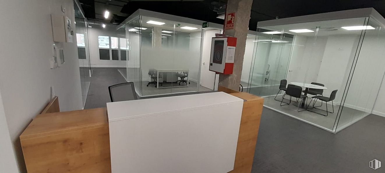 Oficina en alquiler en Calle Manuel Tovar, 31, Fuencarral - El Pardo, Madrid, 28034 con silla, mesa, mueble, diseño automotriz, piso, pavimentos, accesorio, máquina, madera y techo alrededor