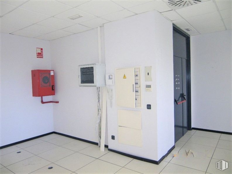 Oficina en alquiler en Calle Haya, 4, Carabanchel, Madrid, 28044 con electrodoméstico, edificio, accesorio, suelo, suelos, puerta, techo, gas, arte y espacio alrededor