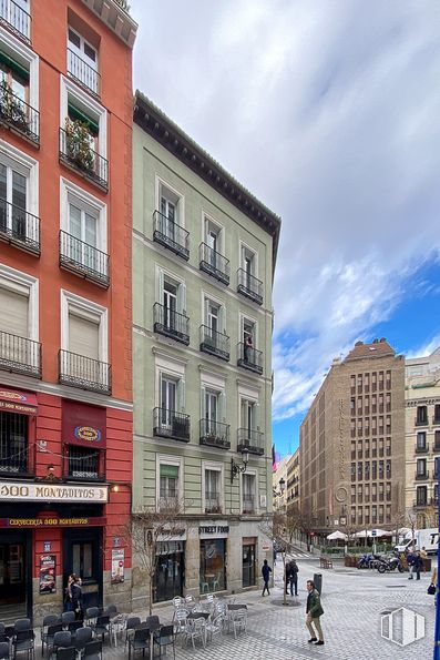 Local en alquiler en Calle Felipe V, 2, Centro, Madrid, 28013 con edificio, ventana, nube, cielo, infraestructura, diseño urbano, área residencial, espacio público, barrio y condominio alrededor