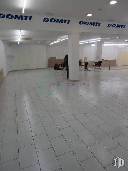 Retail for rent at Zona Centro, Cuenca, 16002 with tile flooring, building, flooring, floor, wall, hall, road surface, ceiling, composite material and fixture around