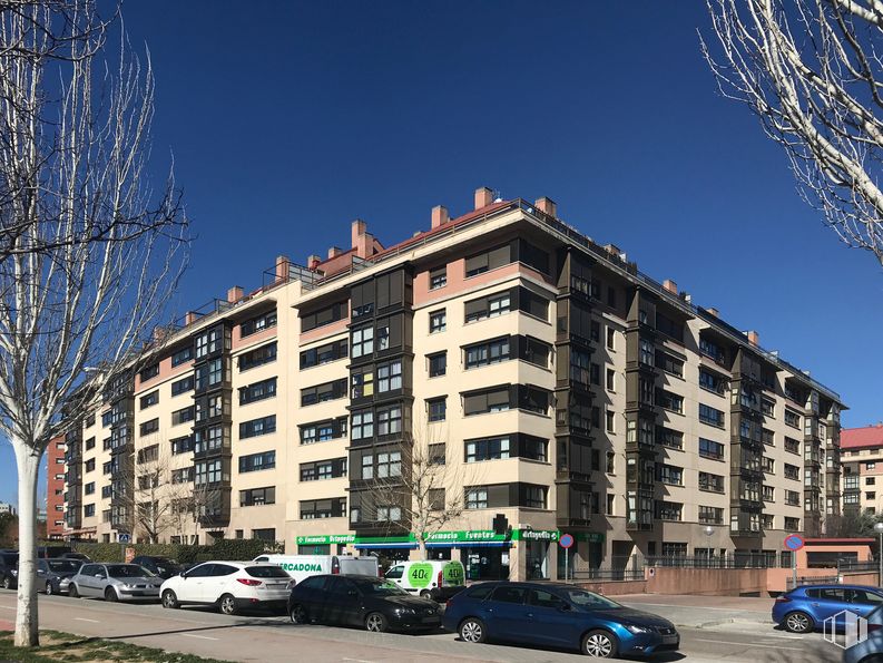 Local en alquiler en Zona de Hortaleza, Hortaleza, Madrid, 28050 con coche, edificio, cielo, neumático, rueda, vehículo, luz de la calle, ventana, azul y bloque de pisos alrededor