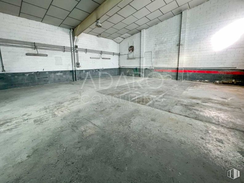 Industrial for sale at Calle Sierra Morena, San Fernando de Henares, Madrid, 28830 with lighting, flooring, floor, ceiling, concrete, parking, parking lot, basement, hall and fluorescent lamp around