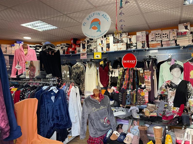 Local en venta en Centro, Moralzarzal, Madrid, 28411 con ropa, ropa de calle, parte superior, venta al por menor, vaqueros, mercado, bazar, tienda, logotipo y tienda outlet alrededor