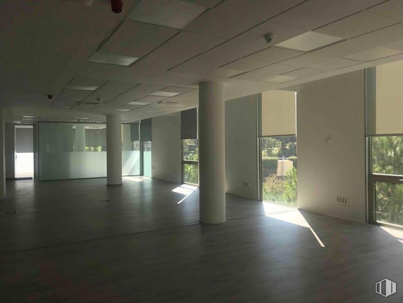 Office for rent at Zona empresarial, Alcobendas, Madrid, 28108 with light fixture, lighting, flooring, floor, interior design, ceiling, architecture, glass, tile flooring and shade around