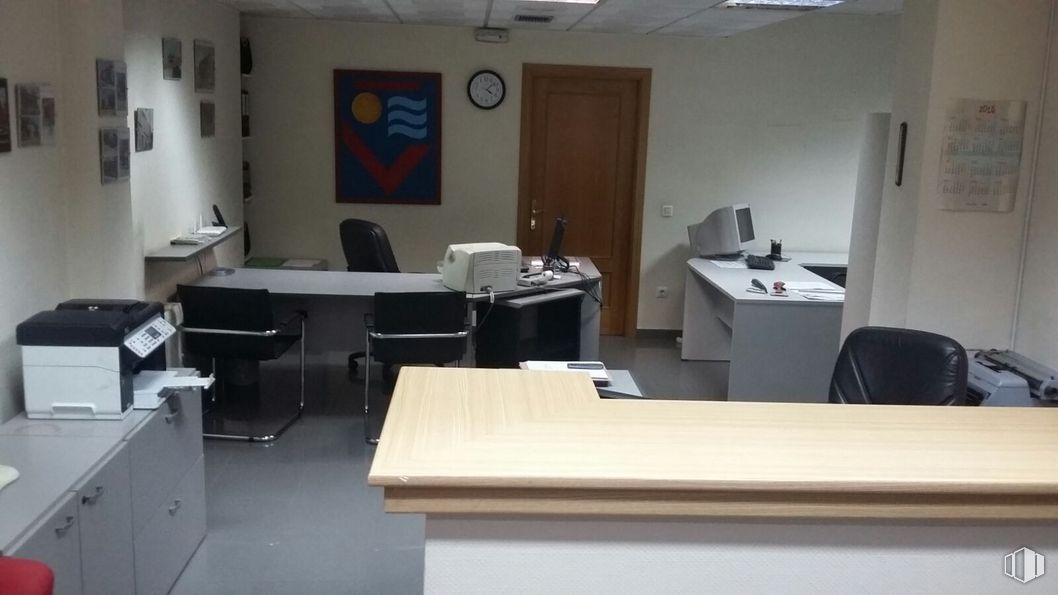 Office for sale & for rent at Calle Duque de Alba, 13, Ávila, 05001 with printer, chair, desk, table, furniture, property, office chair, computer desk, building, interior design and office equipment around