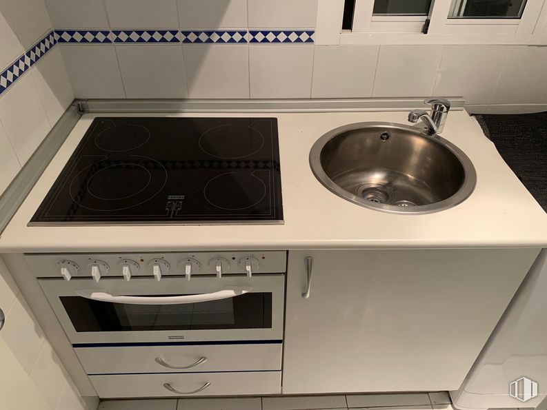 Oficina en alquiler en Zona Centro, Centro, Madrid, 28015 con fregadero, ebanistería, encimera, blanco, estufa de cocina, cocina, accesorio de fontanería, grifo, fregadero de cocina y electrodoméstico alrededor