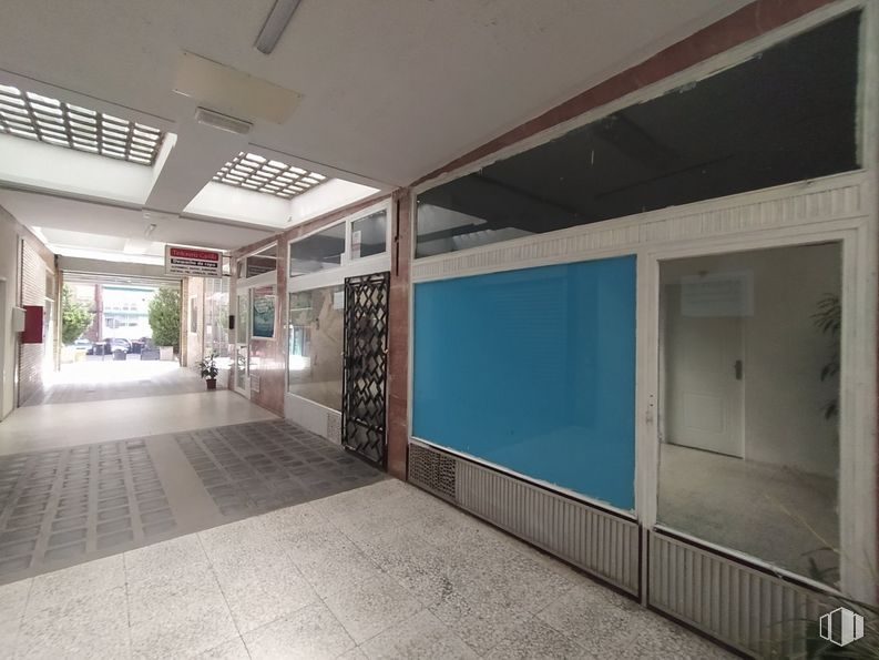 Retail for rent at Calle Alegría de Oria, San Blas - Canillejas, Madrid, 28027 with building, plant, flooring, house, floor, houseplant, shade, real estate, condominium and glass around