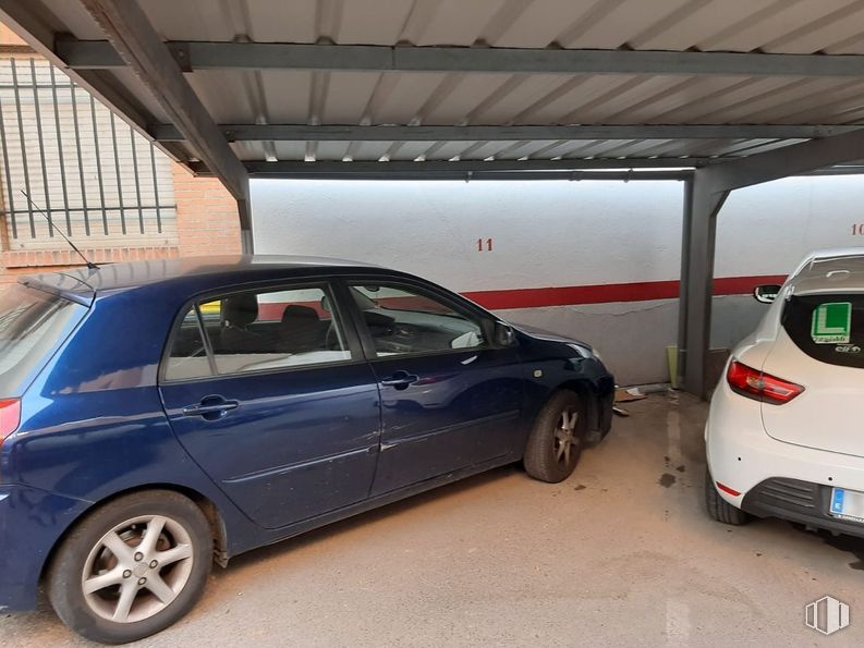 Office for rent at Calle Teruel, 29, Tetuán, Madrid, 28020 with car, tire, wheel, door, window, land vehicle, vehicle, automotive lighting, motor vehicle and automotive exterior around