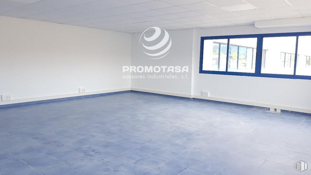 Industrial for rent at Zona Rivas Futura, Rivas-Vaciamadrid, Madrid, 28529 with window, building, rectangle, floor, flooring, wood, ceiling, art, room and glass around