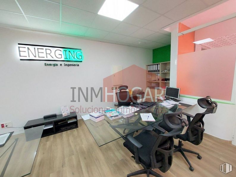 Retail for sale at Zona Sur, Ávila, 05002 with chair, table, building, interior design, wood, flooring, floor, material property, hardwood and laminate flooring around