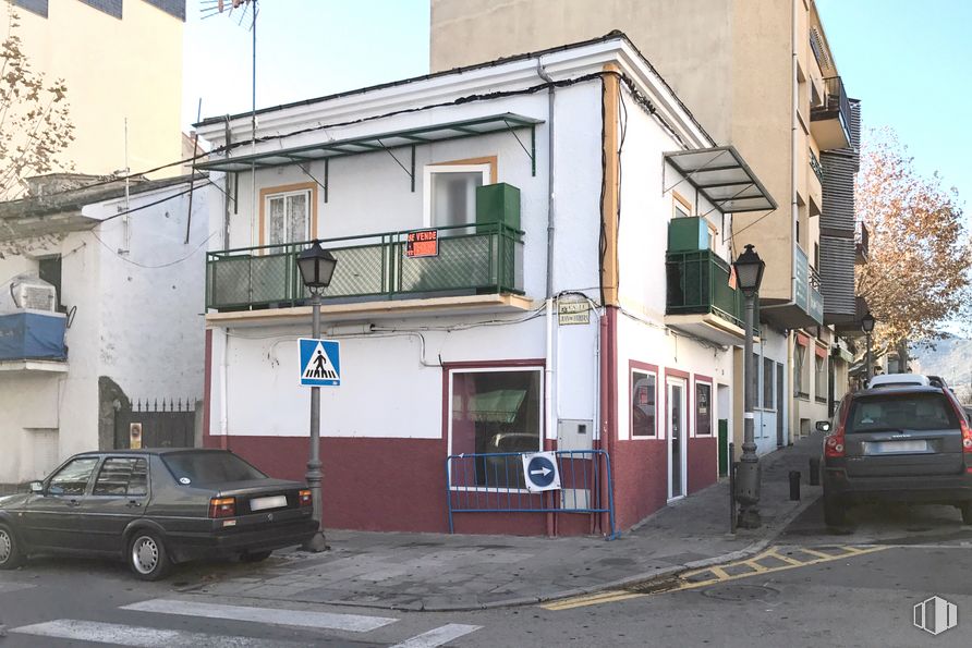 Retail for sale at Calle Alfonso XII, 15, El Escorial, Madrid, 28280 with car, building, window, automotive parking light, land vehicle, vehicle, tire, wheel, property and vehicle registration plate around