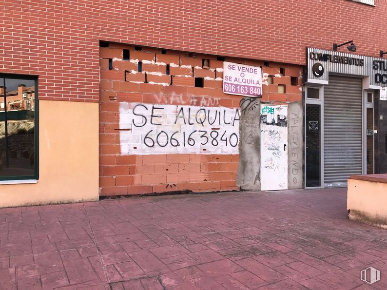 Local en alquiler y venta en Cuesta Hita, 26, Guadalajara, 19005 con ventana, edificio, marrón, superficie de carretera, accesorio, madera, arte, escritura a mano, fuente y ladrillo alrededor