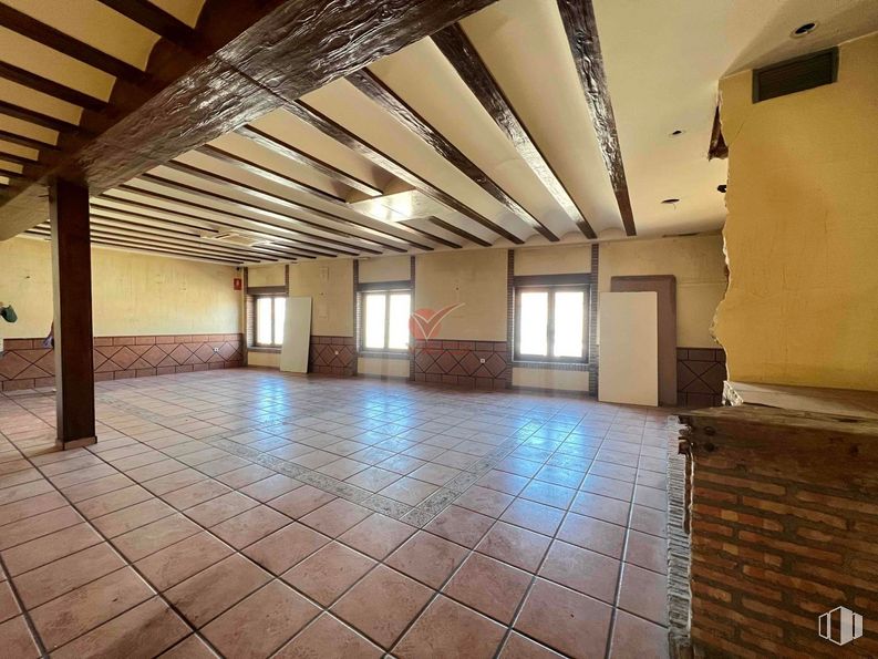 Retail for sale at Avenida Huerta Abajo, San Lorenzo de la Parrilla, Cuenca, 16770 with window, property, wood, hall, architecture, interior design, tile flooring, floor, flooring and real estate around