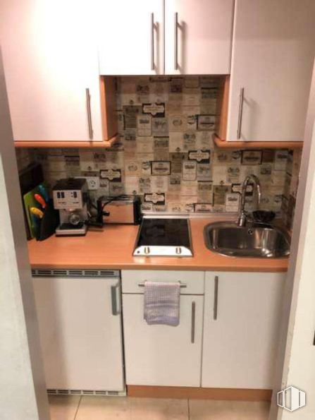 Oficina en alquiler en Calle Zurbano, Chamberí, Madrid, 28010 con fregadero, lavaplatos, aparato de cocina, encimera, electrodoméstico, ebanistería, electrodoméstico, cocina, interiorismo y suelos alrededor