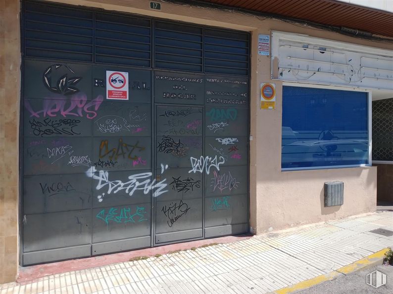 Local en alquiler en Calle San Martín, Pinto, Madrid, 28320 con escritura, fachada, fuente, tintes y matices, arte, sombra, asfalto, tiza, superficie de la carretera y vidrio alrededor