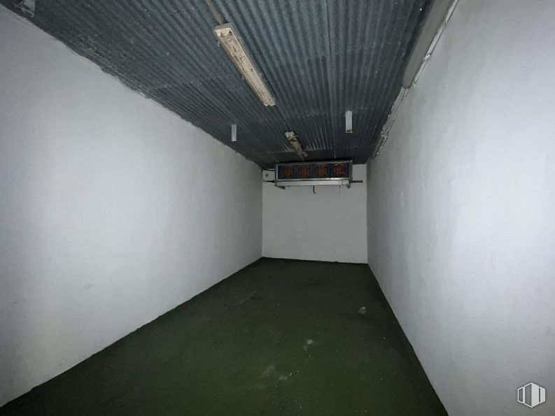 Industrial for sale at Calle Roble, San Pedro del Arroyo, Ávila, 05350 with fixture, composite material, flooring, ceiling, concrete, symmetry, building, event, room and hall around