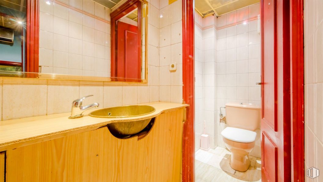 Local en alquiler y venta en Calle Huerta de Villaverde, Villaverde, Madrid, 28021 con inodoro, ebanistería, grifo, fregadero, espejo, marrón, accesorio de plomería, lavabo del baño, baño y madera alrededor