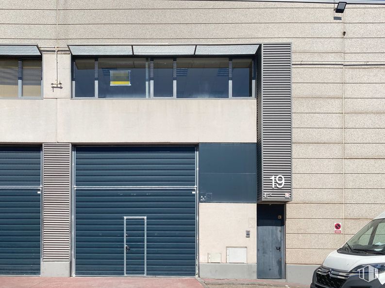 Nave en venta en Calle Newton, 1, Leganés, Madrid, 28914 con coche, puerta, luz de estacionamiento automotriz, vehículo, iluminación automotriz, madera, pared, parrilla, vehículo de motor y exterior automotriz alrededor