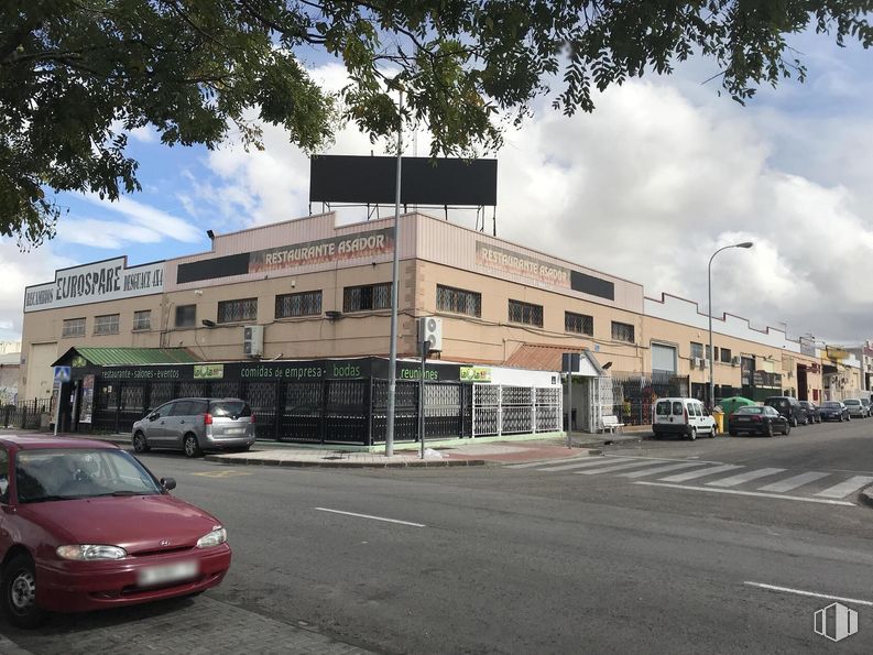 Local en alquiler y venta en Calle Manantial, Fuenlabrada, Madrid, 28942 con coche, edificio, nube, luz de estacionamiento automotriz, vehículo terrestre, cielo, vehículo, rueda, ventana y asfalto alrededor