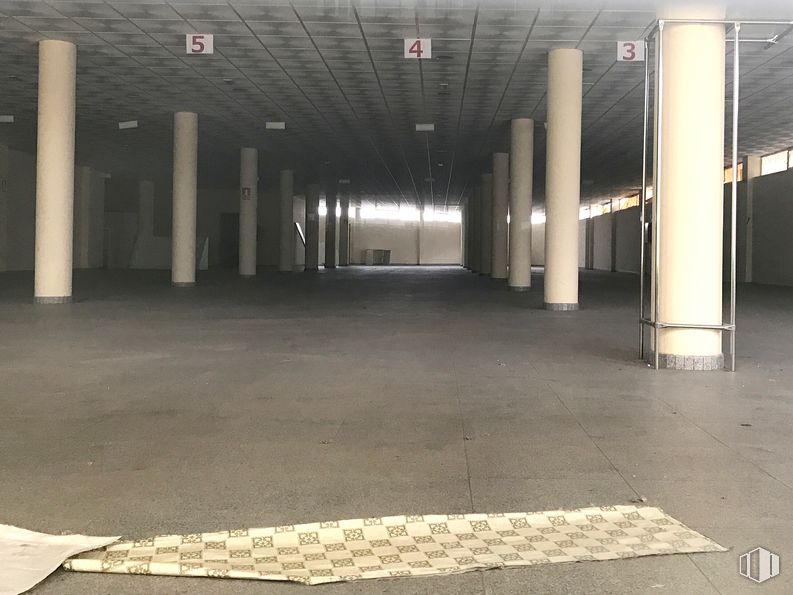 Retail for sale & for rent at Avenida Reyes Católicos, 13, Sonseca, Toledo, 45100 with pillow, property, hall, flooring, floor, wall, public space, parking, fixture and composite material around