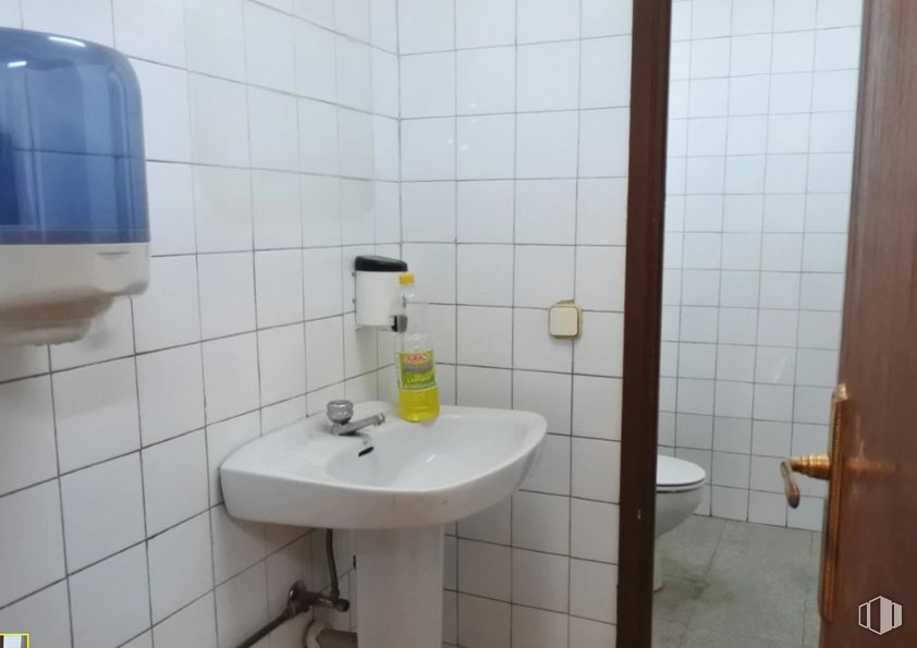 Local en venta en Calle Víctor Manuel III, Carabanchel, Madrid, 28019 con fregadero, grifo, accesorios de fontanería, lavabo, cuarto de baño, morado, fluido, interiorismo, suelo y edificio alrededor