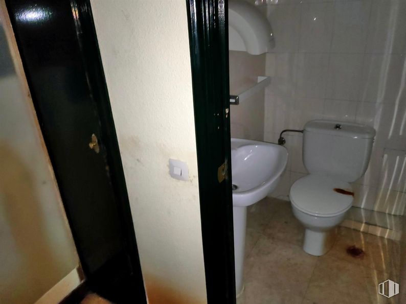 Retail for sale at Calle Arroyo Fontarrón, Moratalaz, Madrid, 28030 with toilet, sink, property, plumbing fixture, toilet seat, bathroom, fixture, interior design, floor and wood around