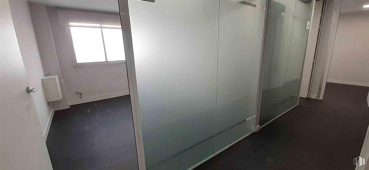 Oficina en alquiler en Calle Simón Hernández, Móstoles, Madrid, 28931 con ventana, accesorio, edificio, suelos, material compuesto, vidrio, exterior del automóvil, aluminio, techo y madera alrededor