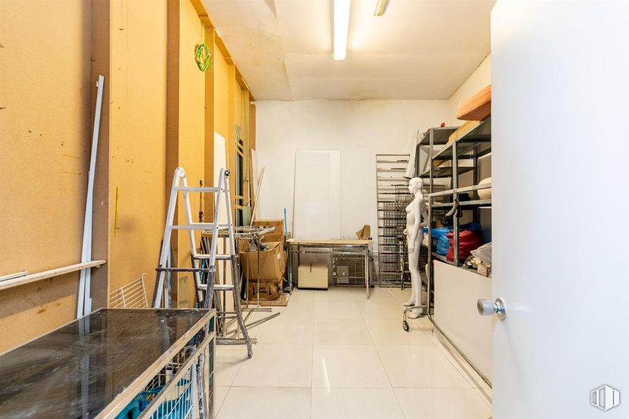 Local en venta en Zona Puerta Bonita, Carabanchel, Madrid, 28019 con escalera, suelos, accesorio, ingeniería, techo, edificio, estantería, máquina, madera y habitación alrededor