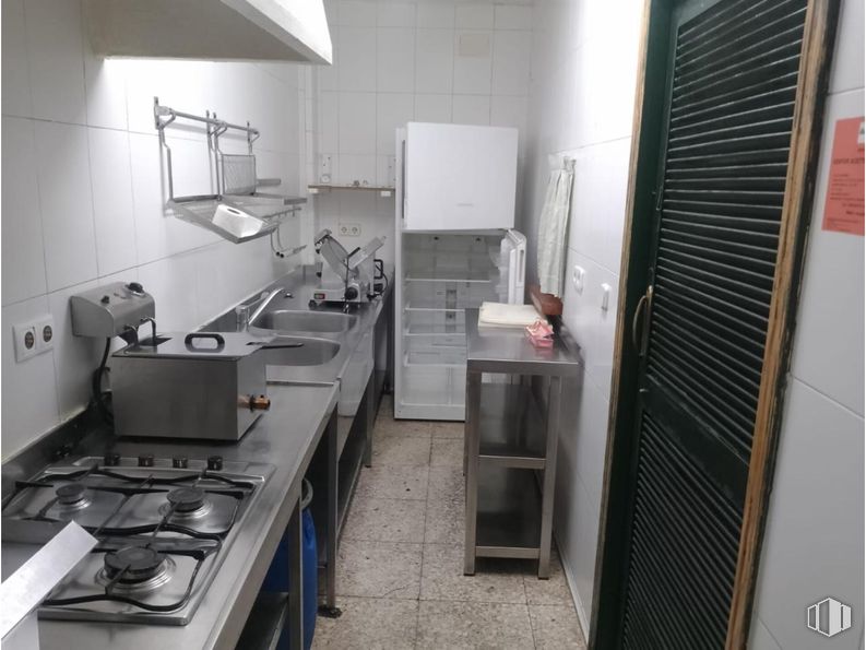 Retail for sale & for rent at Calle Colón, Cuenca, 16002 with kitchen appliance, gas stove, home appliance, sink, property, cooktop, kitchen stove, countertop, interior design and cabinetry around