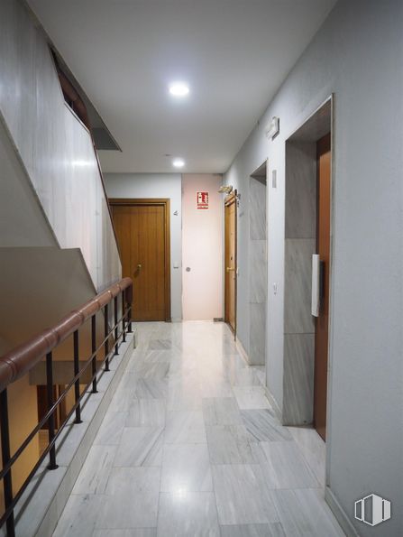 Oficina en alquiler en Calle Zurbano, Chamberí, Madrid, 28010 con puerta, madera, suelos, accesorio, suelo, hall, madera dura, techo, puerta de casa y casa alrededor