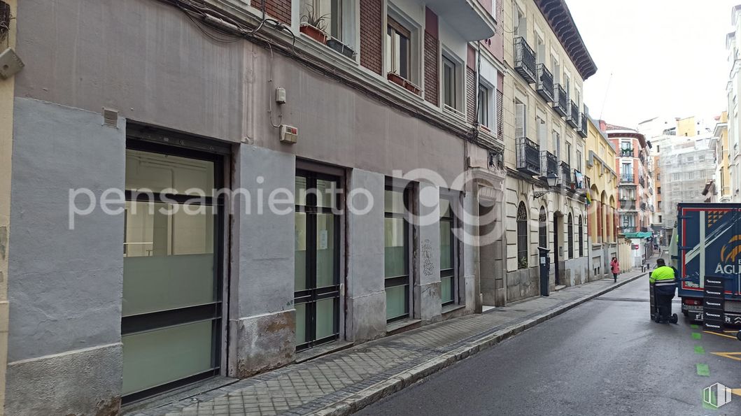 Retail for rent at Calle Olid, 5, Chamberí, Madrid, 28010 with building, window, neighbourhood, street, town, apartment, sidewalk, condominium, alley and concrete around