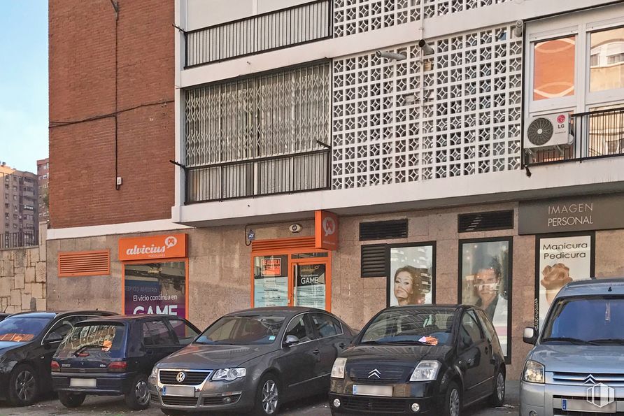 Local en alquiler en Calle Ginzo de limia, 42, Fuencarral - El Pardo, Madrid, 28029 con coche, edificio, persona, rueda, neumático, luz de estacionamiento, vehículo terrestre, vehículo, matrícula del vehículo y iluminación del automóvil alrededor