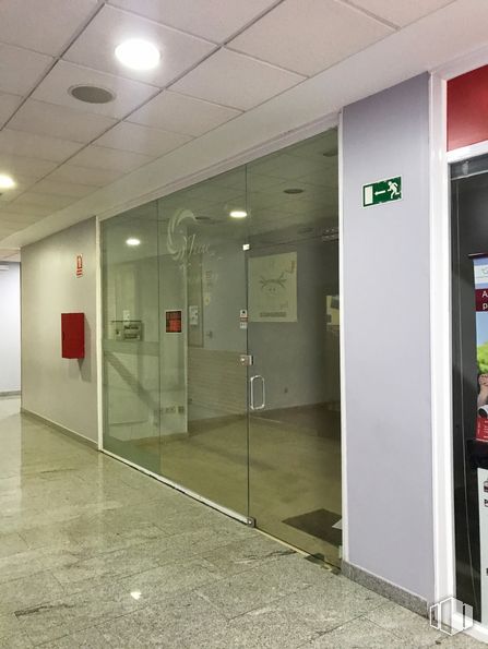 Local en venta en Centro Comercial Eroski, Avenida Circunvalación, 242, Daganzo de Arriba, Madrid, 28814 con edificio, accesorio, puerta, suelo, vidrio, techo, gas, material compuesto, aluminio y metal alrededor