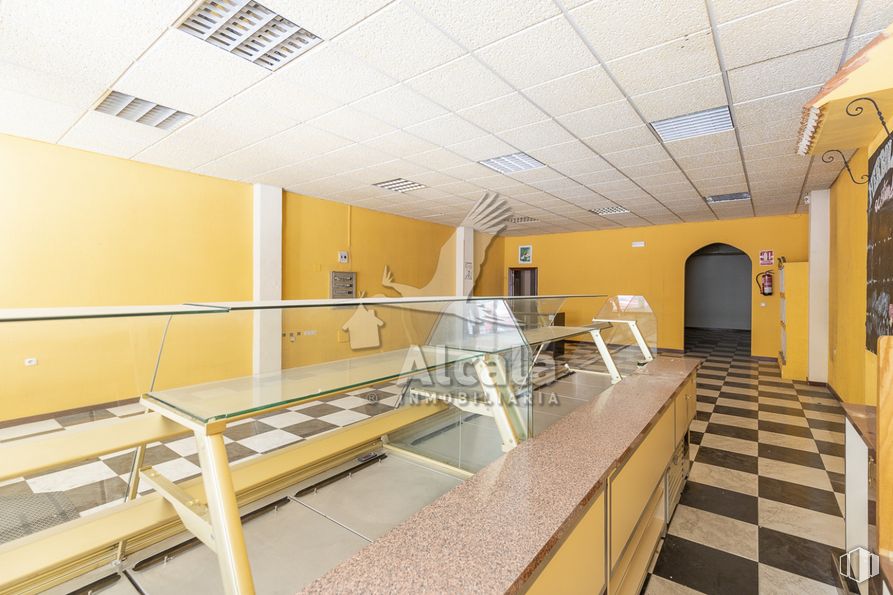 Retail for sale at Zona centro, Azuqueca de Henares, Guadalajara, 19200 with building, interior design, wood, floor, table, real estate, flooring, ceiling, house and leisure around