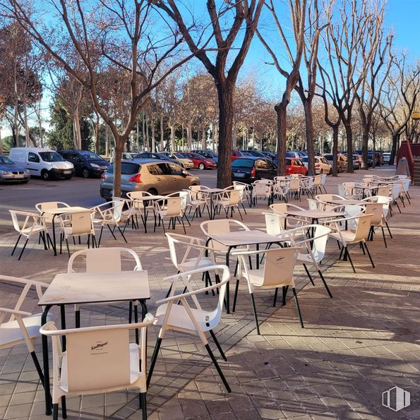 Local en venta en Calle Hornachos, Puente de Vallecas, Madrid, 28053 con silla, coche, mesa, mueble, muebles de exterior, mesa de exterior, restaurante, sombra, diseño y silla plegable alrededor