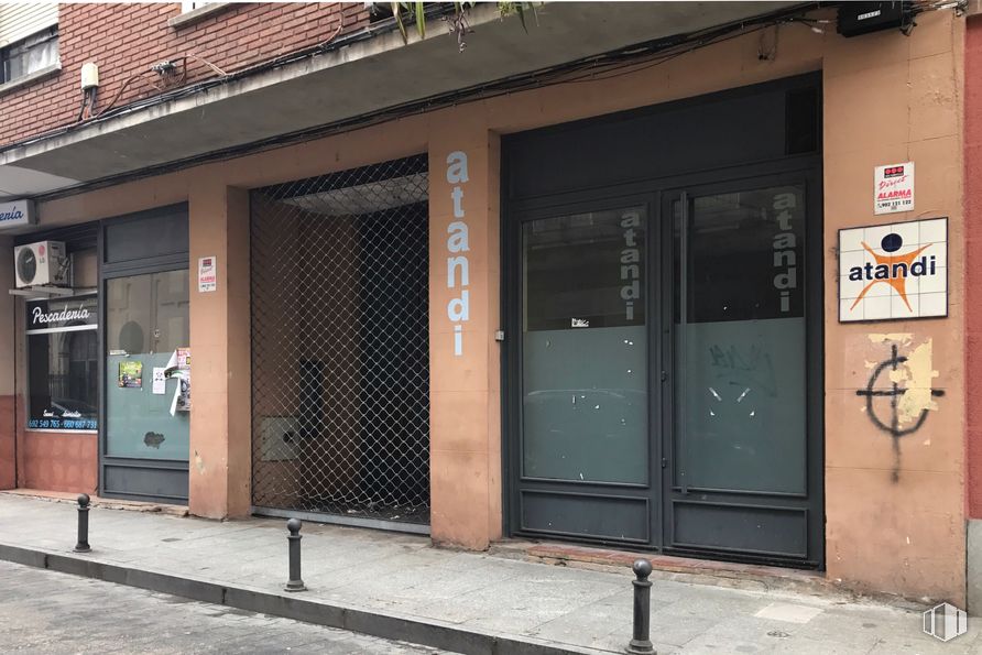 Office for sale & for rent at Calle Padre Juan de Mariana, 1, Talavera de la Reina, Toledo, 45600 with door, fixture, building, wood, shade, automotive exterior, home door, facade, composite material and tints and shades around