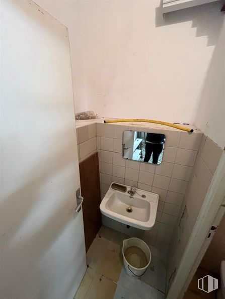 Local en alquiler en Zona Antonio Machado, Moncloa - Aravaca, Madrid, 28035 con fregadero, inodoro, propiedad, grifo, lavabo, accesorios de fontanería, cuarto de baño, morado, edificio y accesorio alrededor